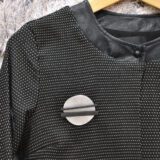spilla contemporanea in alluminio e ardesia