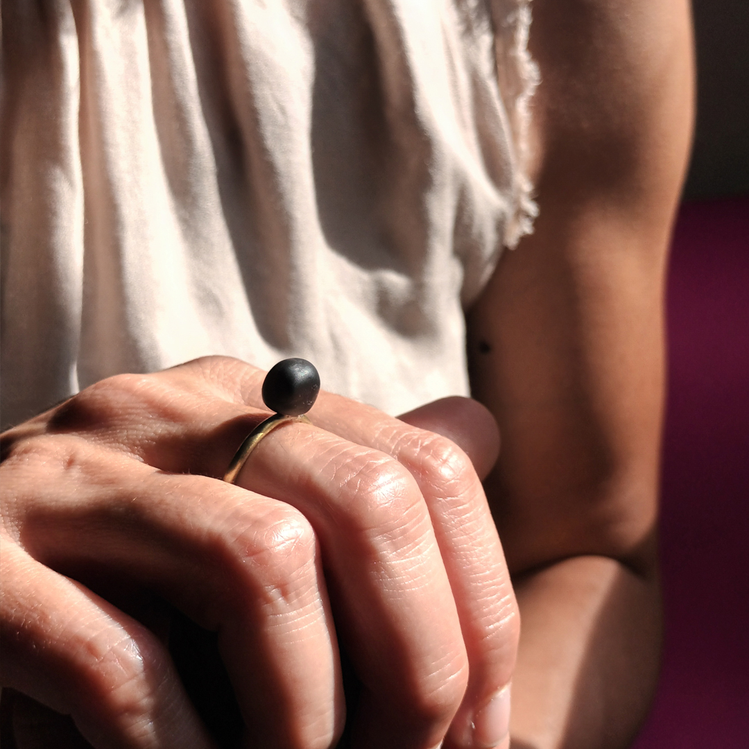 Mitami anello Ball indossato