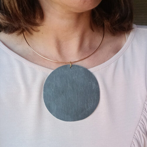 tondo Mitami collana personalizzata con disco in ardesia indossata