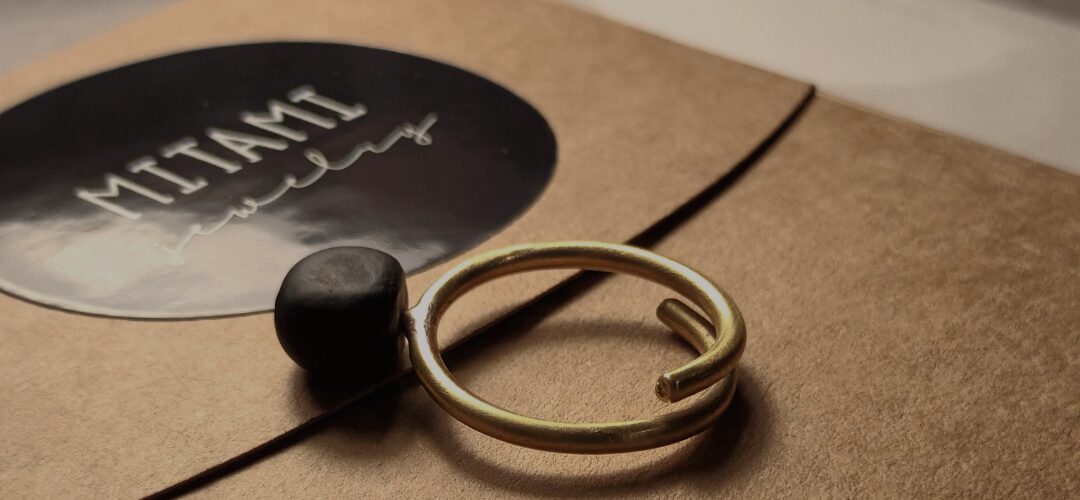 Perché scegliere un anello regolabile: comfort, stile e versatilità
